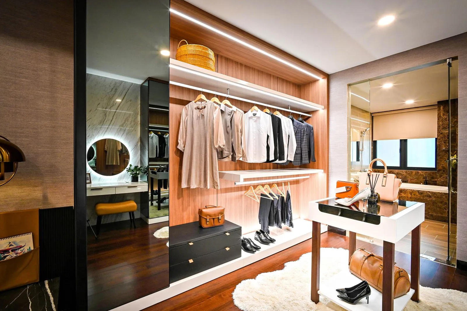 Closet aberto com cabideiros iluminados, sapateira e penteadeira