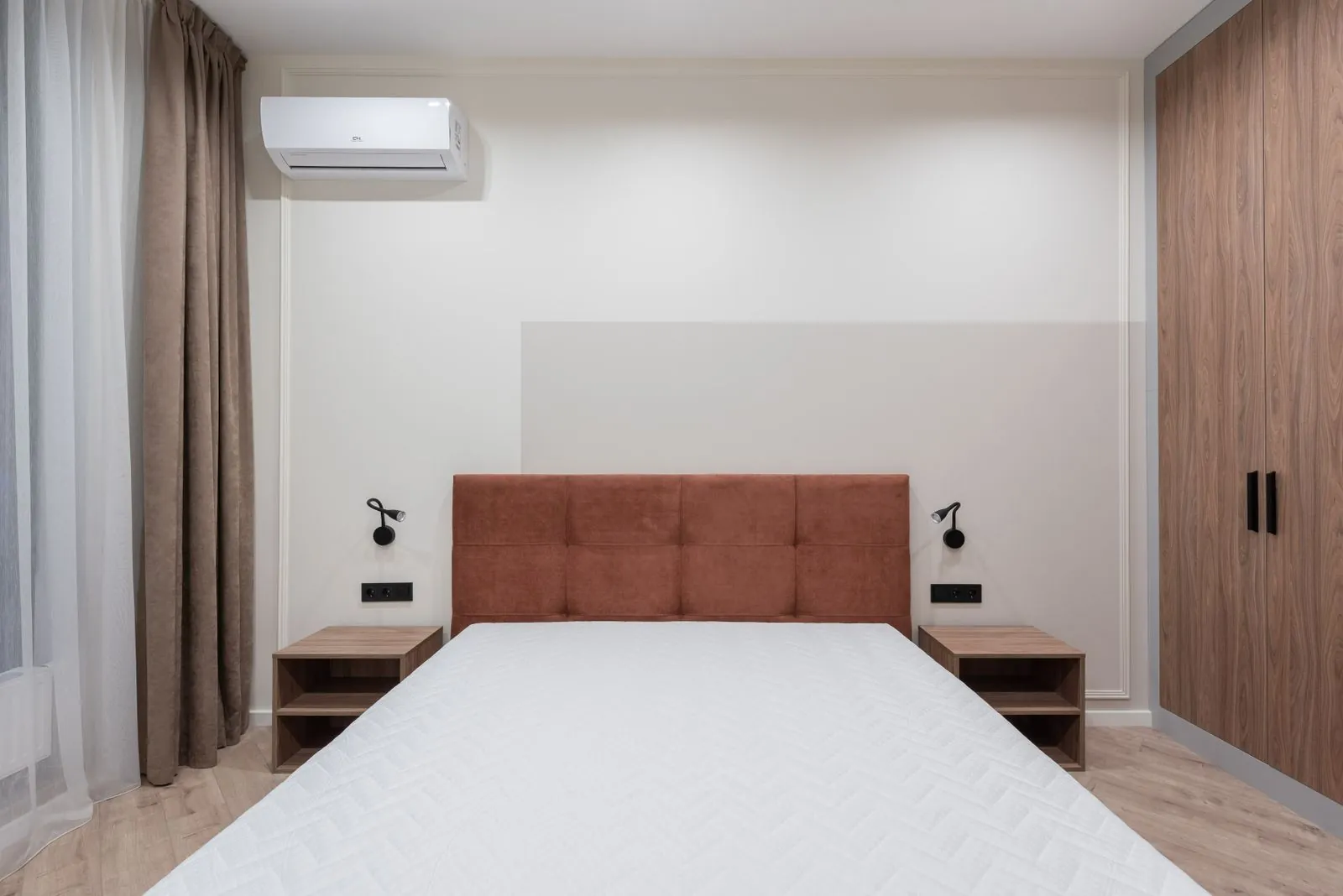 Quarto com guarda-roupa embutido em madeira do piso ao teto